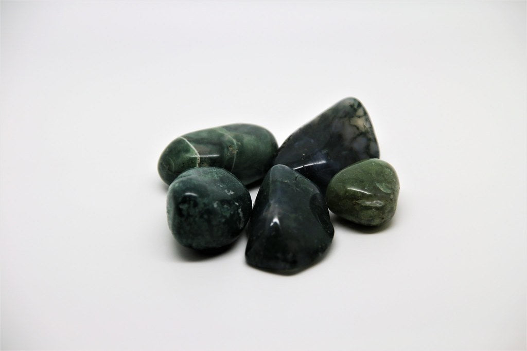 A vitroues green jasper or chalcedony with clear/white parts. Can have a blue hue to the quartz part